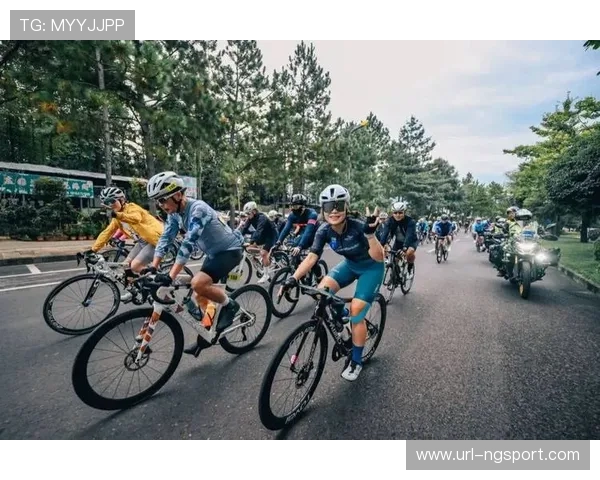 腾冲站选手冒雨沿滇西抗战遗迹骑行