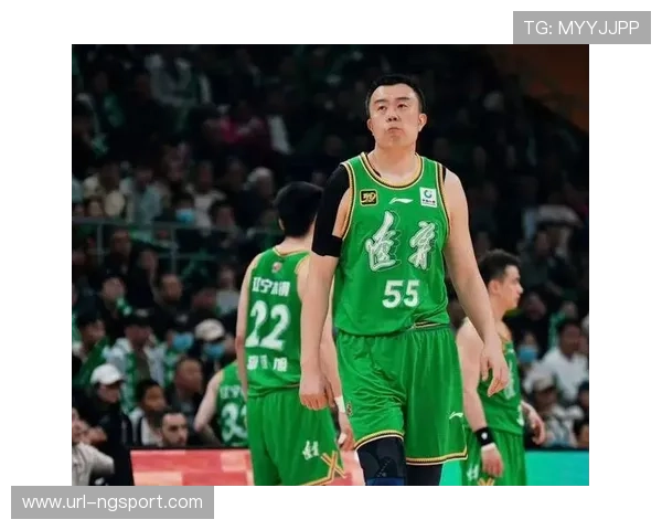 退役告别战：球迷全场起立鼓掌致敬功勋老将