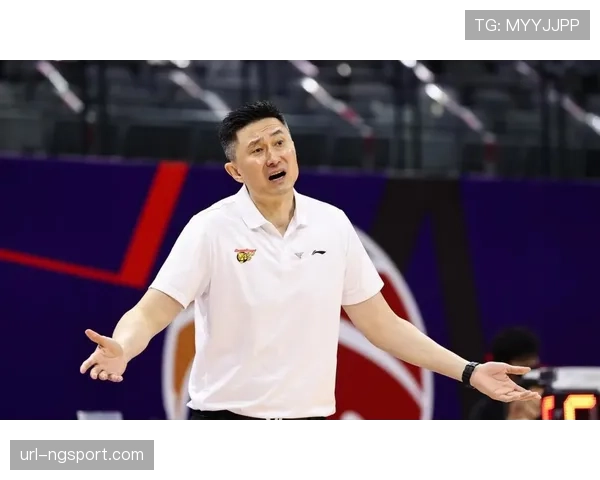 转播镜头捕捉：热刺主帅在边线不断用手势提示后腰在区域与跟人之间切换